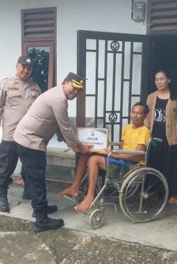 Polsek Ujungbatu Salurkan Bantuan Lewat Program JALUR di Tepian Sungai Rokan